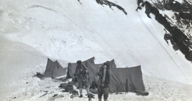 رحلة صعود قمة جبل إيفرست بعد مرور قرن على اختفاء المستكشفين.. صور