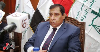رئيس مجلس الدولة يتفقد وحدة التحول الرقمى بمقر القاهرة الجديدة