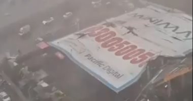 مصرع 12 شخصا وإصابة 60 آخرين بسقوط لوحة إعلانية ضخمة بالهند.. فيديو