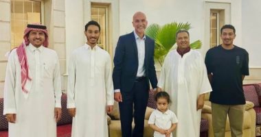 محمد عبده يطمئن جمهوره على صحته بأول ظهور مع أبنائه.. صورة 