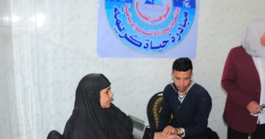 إجراء الكشف الطبى لـ 1309 حالات من أبناء قرية فى قافلة جامعة كفر الشيخ    