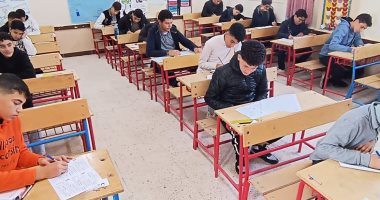 طلاب الشهادة الإعدادية بالقاهرة يؤدون امتحانى الإنجليزى والكمبيوتر غدا