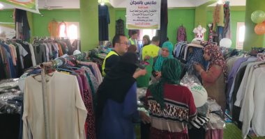 9 قرى تستفيد من معرض توزيع الملابس الجديدة بمركز سيدى سالم