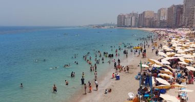 موسم المصيف بدأ في الإسكندرية.. إقبال على الشواطئ رغم الموجة الحارة "فيديو"