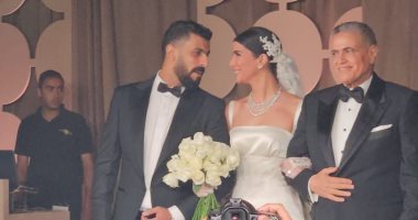 ريم سامى تحتفل بزفافها وشقيقها المخرج محمد سامى يسلمها لعريسها