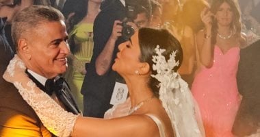 بالدموع.. ريم سامى ترقص مع والدها فى حفل زفافها