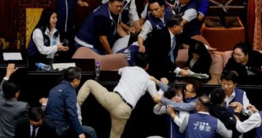 كر وفر واعتداء بالأيدى.. شاهد فوضى فى برلمان تايوان بسبب إصلاحات المجلس