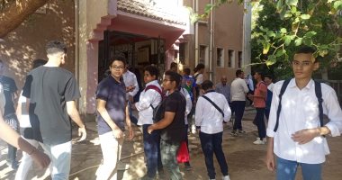 طلاب أسوان يؤدون أول امتحانات الشهادة الإعدادية.. صور