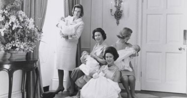 معرض صور بقصر باكنجهام يكشف لقطات لم ترها من قبل للعائلة المالكة البريطانية
