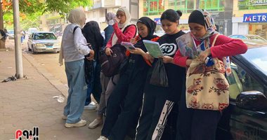 توافد طالبات الشهادة الإعدادية بالجيزة على اللجان