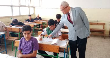 مدير تعليم القاهرة يتفقد انتظام سير لجان امتحانات الشهادة الإعدادية