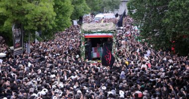 الإيرانيون يؤدون صلاة الجنازة على الرئيس الراحل ومرافقيه فى العاصمة طهران