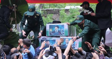 إيران تبث مشاهد جديدة للحظة العثور على حطام مروحية الرئيس الراحل.. فيديو