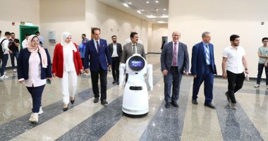 روبوت يستقل وفد حاسبات ومعلومات الأعلى للجامعات بجامعة المنصورة الجديدة