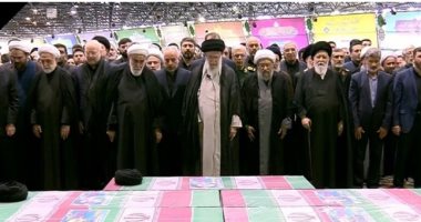 خامنئى يصلى على جثامين الرئيس الإيرانى الراحل والوفد المرافق له