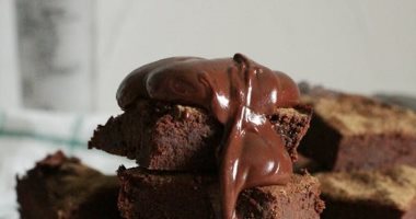 طريقة عمل كيك الشوكولاتة بمكونات سهلة.. من غير فرن وحر 