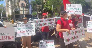 متظاهرون إسرائيليون أمام سفارة إسبانيا يدعون دول أوروبا للاعتراف بدولة فلسطين