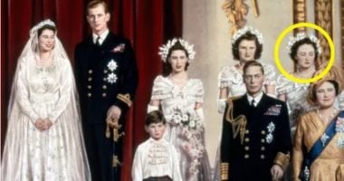 عرض فستان وصيفة إليزابيث الثانية بحفل زفاف ملكة بريطانيا للبيع فى مزاد علنى