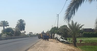 إصابة 25 عاملا فى حادث انقلاب سيارة على طريق بنى سويف الفيوم.. فيديو