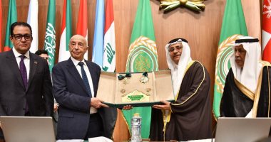 البرلمان العربى يمنح رئيس مجلس النواب الليبى وسام التميز العربى