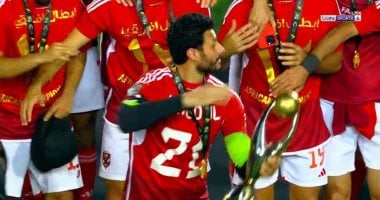 محمد الشناوي يرفع كأس أفريقيا مرتديا قميص علي معلول.. صورة