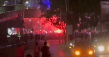 احتفالات بالشماريخ بالفوز أمام مقر النادي الأهلي
