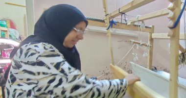 الإيد الشغالة.. طريقة صناعة الكليم اليدوى على النول من سيدات الشرقية.. فيديو