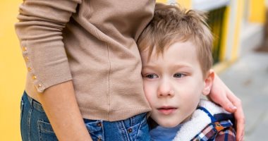 "ابني متعلق بيا زيادة" 6 نصائح لمساعدة طفلك على تخطي مشكلة التعلق