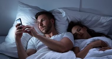 دراسة: استخدام وسائل التواصل قبل النوم يزيد من احتمالية رؤية كوابيس مرعبة
