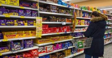 خبراء يحثون بريطانيا على مد ضريبة السكر لتشمل الشوكولاتة والبسكويت.. اعرف القصة