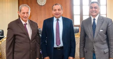 رئيس جامعة بنى سويف يستقبل السفير عطية أبو النجا على هامش افتتاح مكتبة كلية الألسن