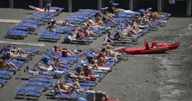 شواطئ نابولى الإيطالية كاملة العدد مع ارتفاع درجات الحرارة