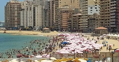 أول أيام بؤونة أبو الحرارة الملعونة.. شاهد العلاج فى البحر على شواطئ الإسكندرية