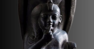 مقتنيات المتحف المصرى.. شاهد تمثال رمسيس الثاني طفلاً مع المعبود حورون