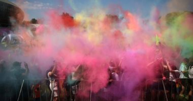 انطلاق مهرجان بولندا السنوى للألوان بمشاركة الشباب وسط فرحة عارمة