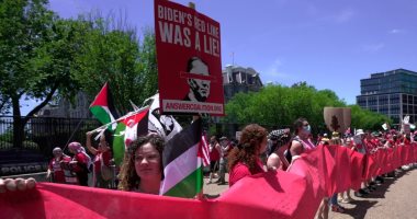 آلاف المتظاهرين فى محيط البيت الأبيض يدعمون فلسطين بحمل لافتات تصف بايدن بالكذاب