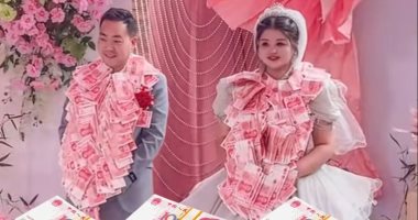 عروسان من الصين يلتفان بأكاليل قيمتها 22 ألف دولار أمريكى فى حفل زفافهما 