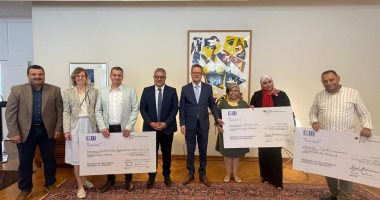 سفير ألمانيا يسلم شيكات الدعم المالي لأصحاب المبادرات المجتمعية فى مصر