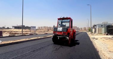 محافظ الإسماعيلية يتابع أعمال رصف الطرق بالمنطقة الحرة العامة الاستثمارية