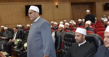 محافظ بورسعيد يقدم مكافأة مالية للعاملين بعدد من المساجد