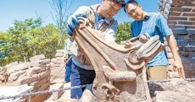 العثور على تمثال تنين مزخرف في سور الصين العظيم