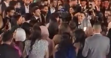 حسام غالي يرقص مع محمد هاني لاعب الأهلى وعروسه خلال حفل زفافهما