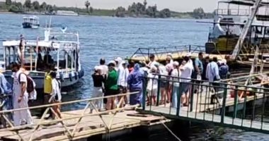 السياح يتحدون حرارة الطقس فى جولات على كورنيش النيل بالأقصر.. فيديو