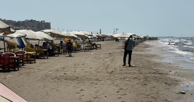 إقبال من أهالى بورسعيد على شواطئ المتوسط هربا من موجة الحرارة الشديدة.. فيديو