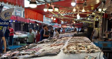 التكبيرات تعلو في سوق بورسعيد وسط إقبال المواطنين على شراء الأسماك.. فيديو 