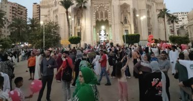 توافد المصلين على ساحة مسجد المرسى أبو العباس بالإسكندرية لصلاة العيد.. فيديو