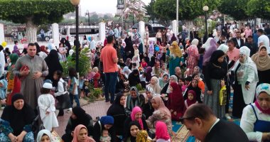العيد فرحة.. توافد الآلاف لأداء صلاة عيد الأضحى المبارك بمسجد ناصر فى بنها.. فيديو