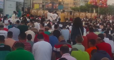 المئات يؤدون صلاة عيد الأضحى فى ساحة ميدان الساعة بدمياط.. صور