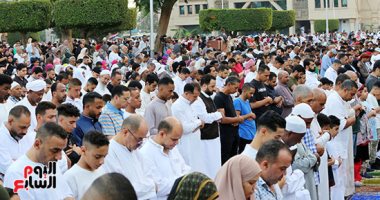 المواطنون يؤدون صلاة عيد الأضحى فى ساحة مسجد مصطفى محمود بالمهندسين