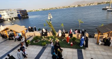 الآلاف من أبناء الأقصر يتوجهون لكورنيش النيل للاحتفال بعيد الأضحى.. فيديو